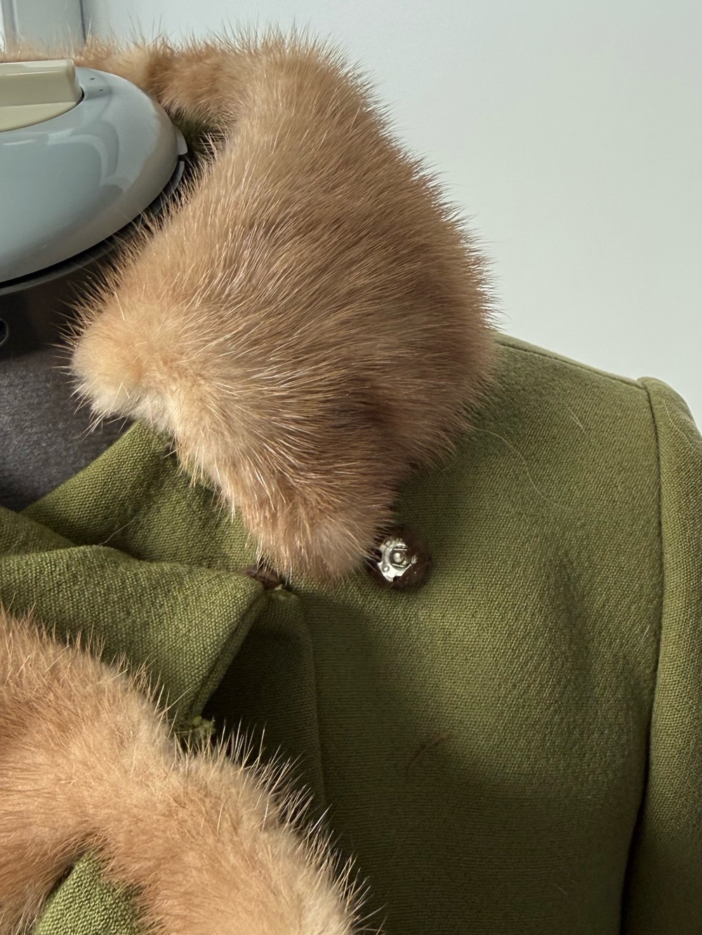 Vintage Olive Green Double-Breasted Coat with Faux Fur Collar - Picture 3 of 11